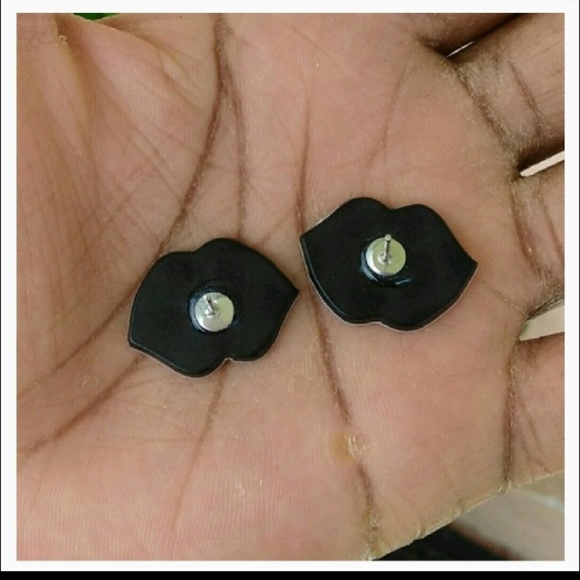 Trendy Lips Stid Earrings 1.5cm*1cm Women Girl - Picture 6 of 7